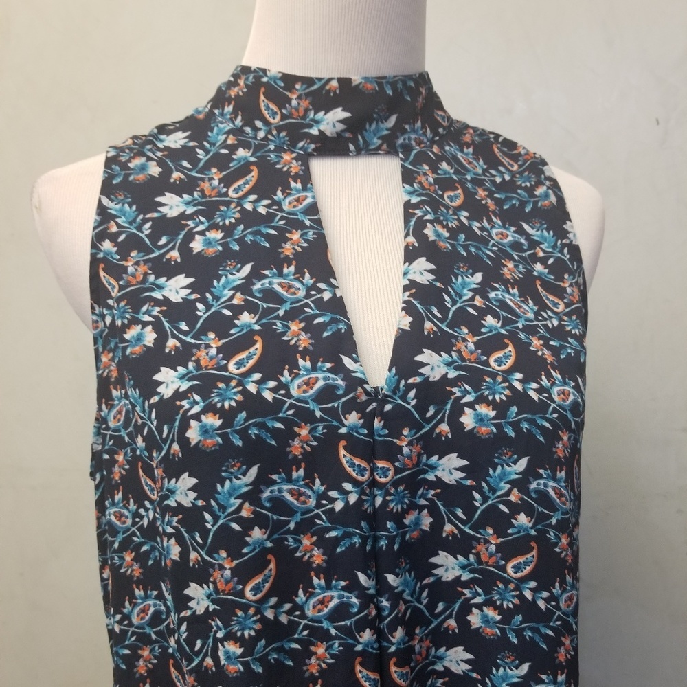 Violet & Claire floral keyhole top women's size Medium (P14)